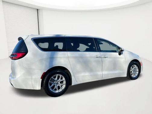 Bright White Clearcoat 2023 Chrysler Pacifica Touring-L