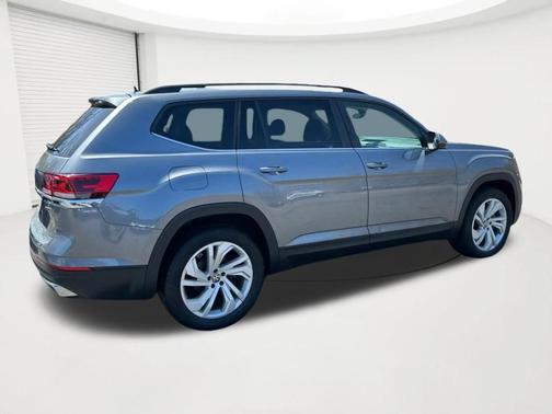 Platinum Gray Metallic 2022 Volkswagen Atlas 2.0T SE