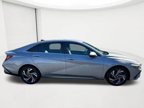 Metal 2025 Hyundai ELANTRA SEL Convenience