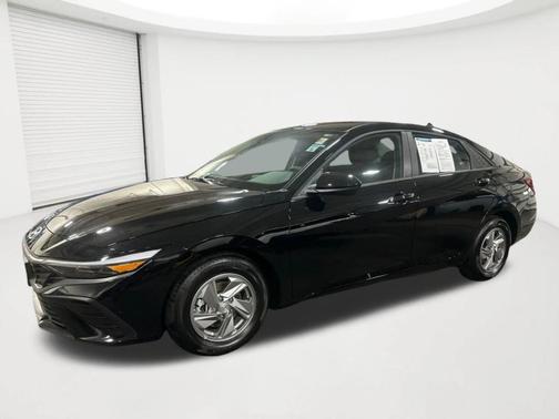 Black 2026 Hyundai ELANTRA SE