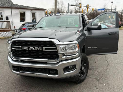 2022 RAM 2500 Big Horn Crew Cab 4x4 8' Box