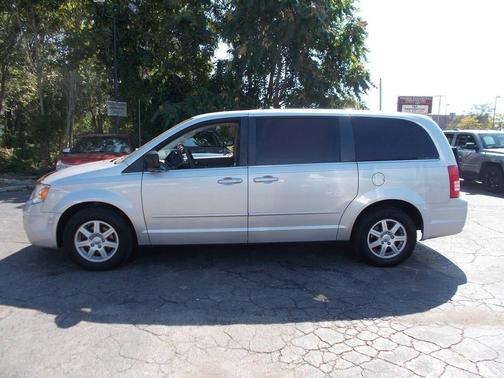 2010 Chrysler Town & Country New LX