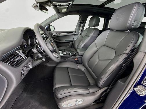 Gentian Blue Metallic 2026 Porsche Macan Macan