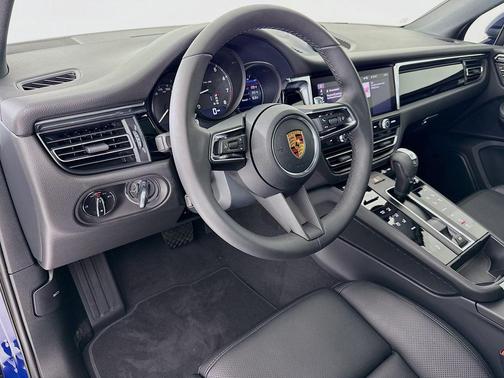 Gentian Blue Metallic 2026 Porsche Macan Macan