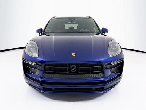 Gentian Blue Metallic 2026 Porsche Macan Macan