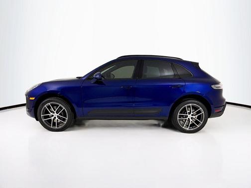 Gentian Blue Metallic 2026 Porsche Macan Macan
