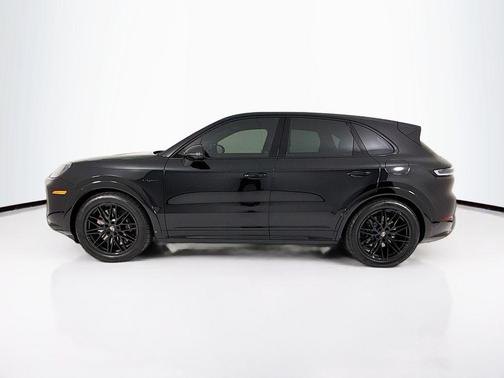 Chromite Black Metallic 2026 Porsche Cayenne Cayenne Turbo E-Hybrid