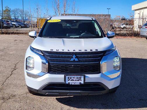 White Diamond 2023 Mitsubishi Outlander ES