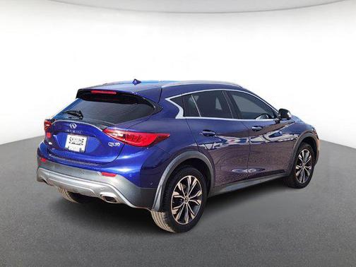 2017 INFINITI QX30 Premium