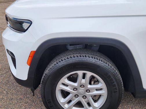Bright White Clearcoat 2023 Jeep Grand Cherokee Laredo