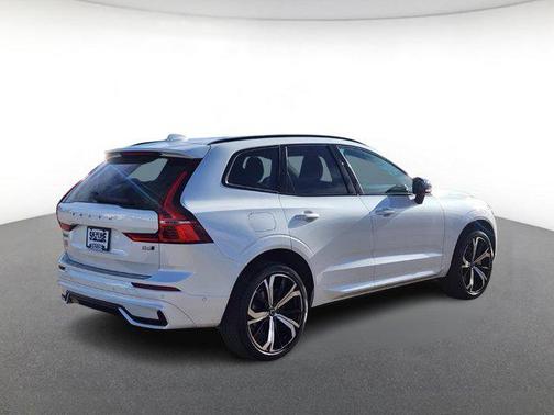 2022 Volvo XC60 B5 R-Design