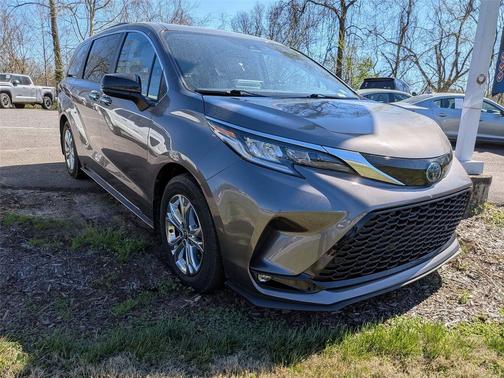 2022 Toyota Sienna XSE 7 Passenger