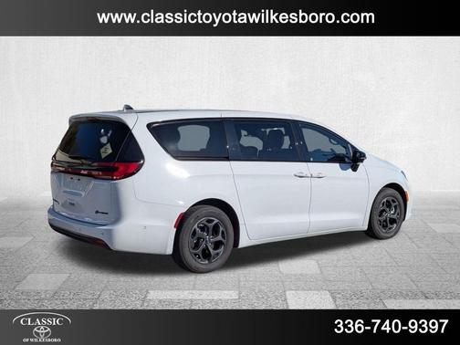 2024 Chrysler Pacifica Hybrid S Appearance Pkg