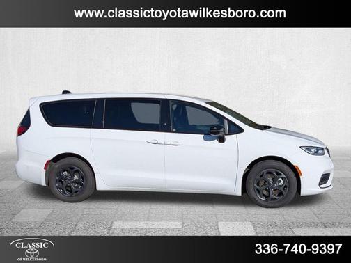 2024 Chrysler Pacifica Hybrid S Appearance Pkg