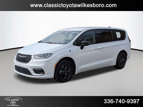 2024 Chrysler Pacifica Hybrid S Appearance Pkg