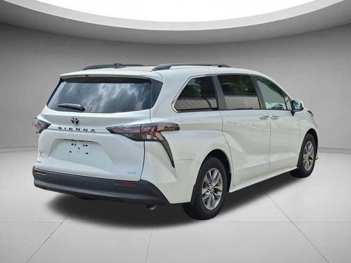 Wind Chill Pearl 2026 Toyota Sienna XLE