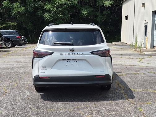 Wind Chill Pearl 2026 Toyota Sienna XLE