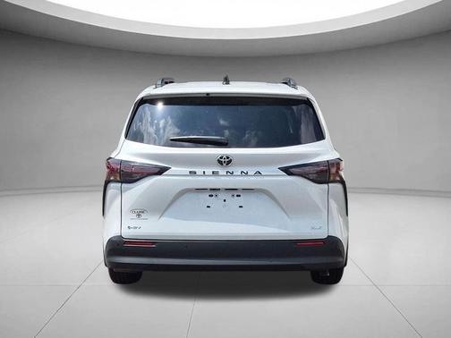 Wind Chill Pearl 2026 Toyota Sienna XLE