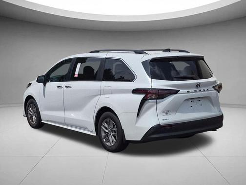 Wind Chill Pearl 2026 Toyota Sienna XLE
