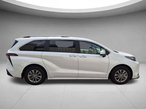 Wind Chill Pearl 2026 Toyota Sienna XLE