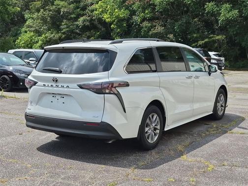 Wind Chill Pearl 2026 Toyota Sienna XLE
