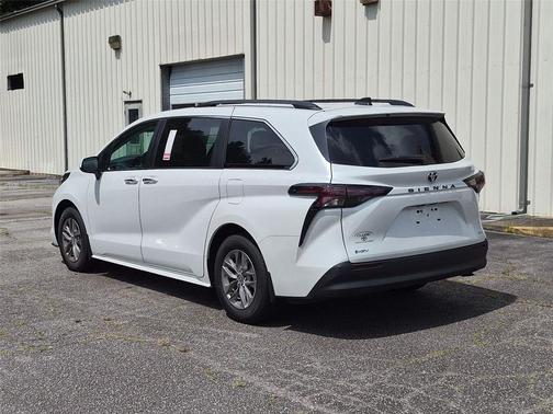 Wind Chill Pearl 2026 Toyota Sienna XLE