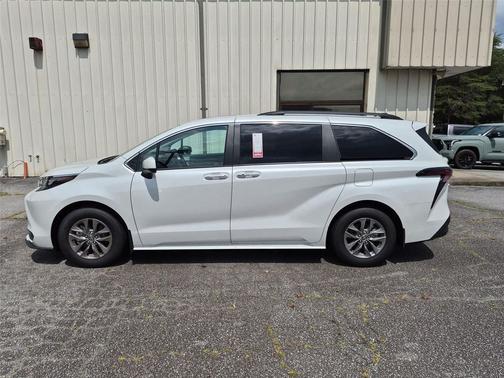 Wind Chill Pearl 2026 Toyota Sienna XLE