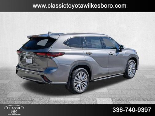 2025 Toyota Highlander Hybrid Platinum