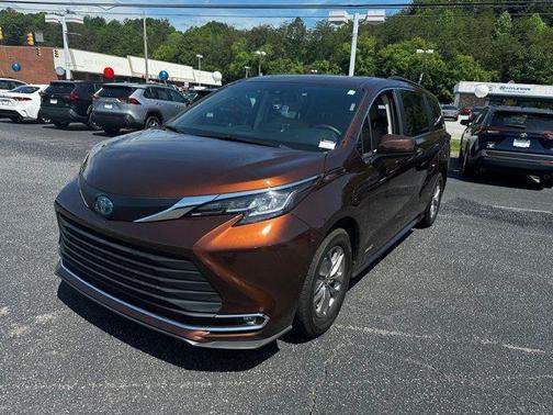 2021 Toyota Sienna XLE 8 Passenger
