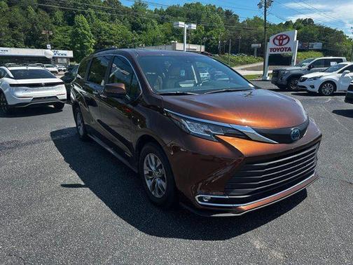 2021 Toyota Sienna XLE 8 Passenger