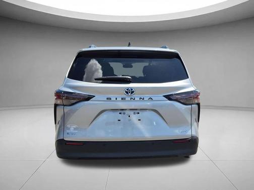 Celestial Silver Metallic 2025 Toyota Sienna XLE