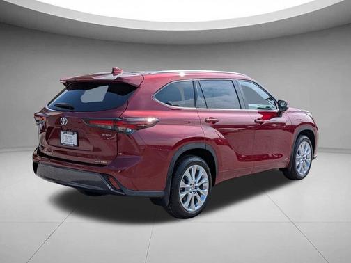 Ruby Flare Pearl 2026 Toyota Highlander Hybrid Limited
