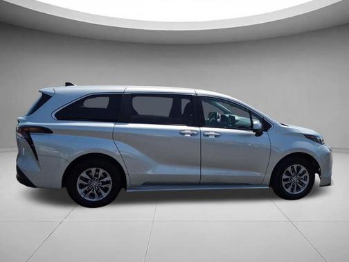 2024 Toyota Sienna LE