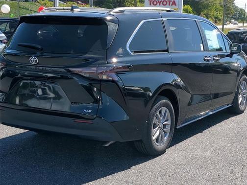 Midnight Black Metallic 2026 Toyota Sienna XLE