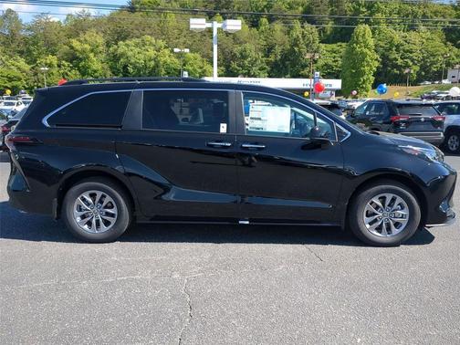Midnight Black Metallic 2026 Toyota Sienna XLE