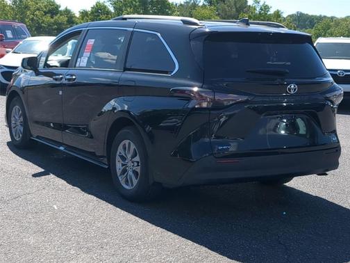 Midnight Black Metallic 2026 Toyota Sienna XLE