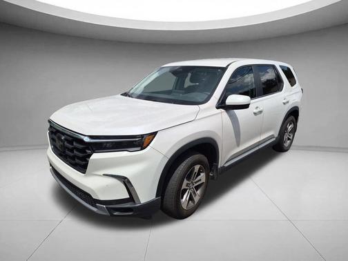 Platinum White Pearl 2023 Honda Pilot EX-L 7 Passenger