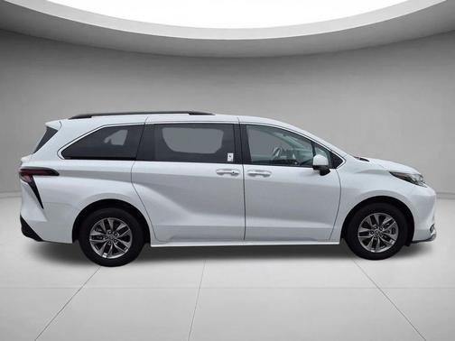 Wind Chill Pearl 2025 Toyota Sienna XLE