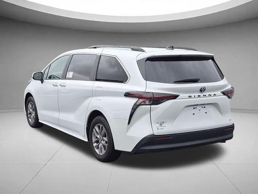 Wind Chill Pearl 2025 Toyota Sienna XLE