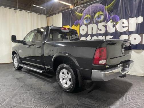 Brilliant Black Crystal Pearlcoat 2018 RAM 1500 SLT