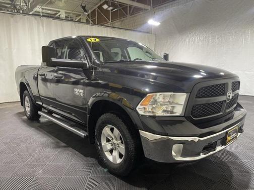 Brilliant Black Crystal Pearlcoat 2018 RAM 1500 SLT