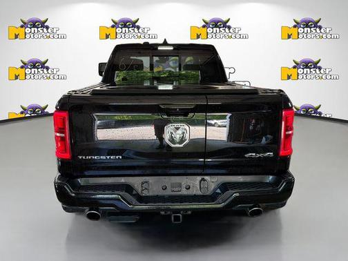 Diamond Black Crystal Pearlcoat 2025 RAM 1500 ST