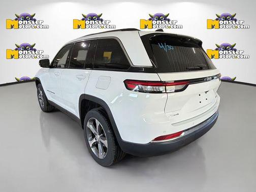 Bright White Clearcoat 2023 Jeep Grand Cherokee Limited