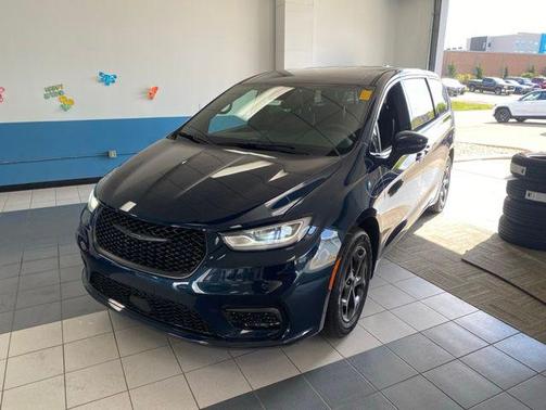 Fathom Blue Pearlcoat 2022 Chrysler Pacifica Hybrid Touring L
