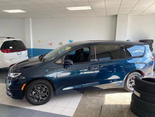 Fathom Blue Pearlcoat 2022 Chrysler Pacifica Hybrid Touring L