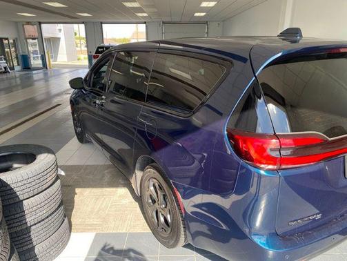 Fathom Blue Pearlcoat 2022 Chrysler Pacifica Hybrid Touring L