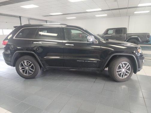 Diamond Black Crystal Pearlcoat 2017 Jeep Grand Cherokee Limited