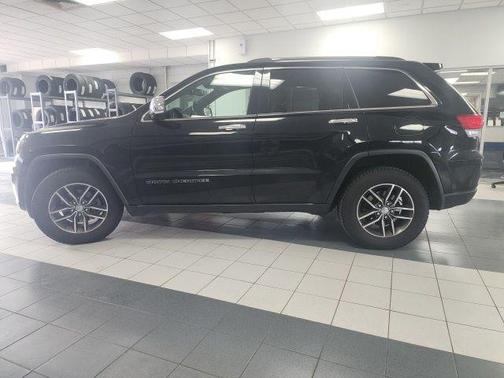 Diamond Black Crystal Pearlcoat 2017 Jeep Grand Cherokee Limited
