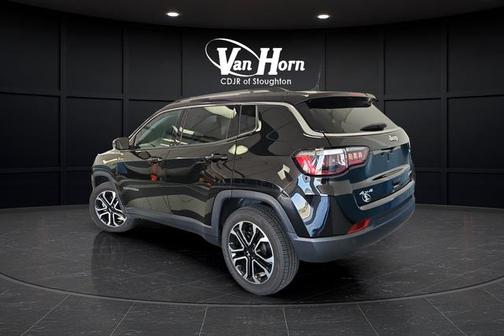 Diamond Black Crystal Pearlcoat 2022 Jeep Compass Limited