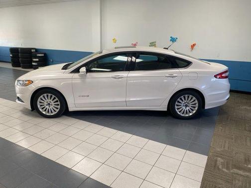 White Platinum Clearcoat Metallic 2014 Ford Fusion Hybrid SE